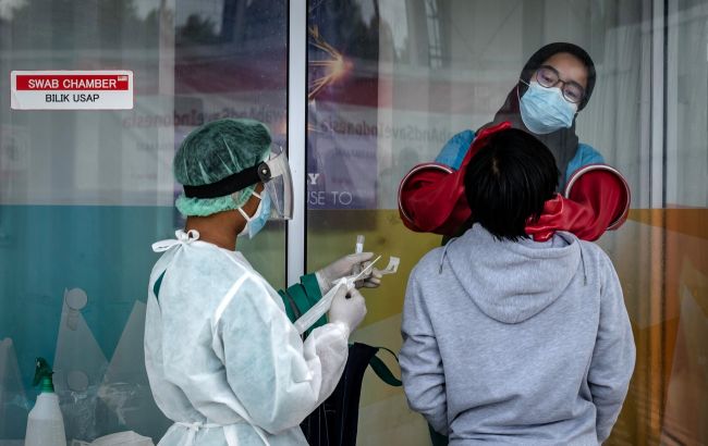 Индонезия вводит жесткий карантин: больницы переполнены, за кислородом - очереди