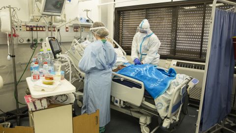 Штамм коронавируса "Омикрон" обнаружили в 110 странах, - ВОЗ