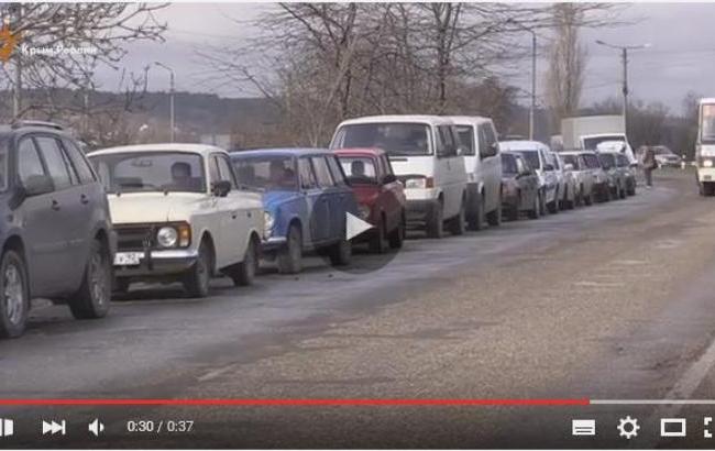 Километровые очереди за госномерами выстраиваются у МРЭО Крыма
