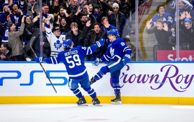 Нападающий "Торонто" с тремя пунктами стал главной звездой вечера НХЛ: видео