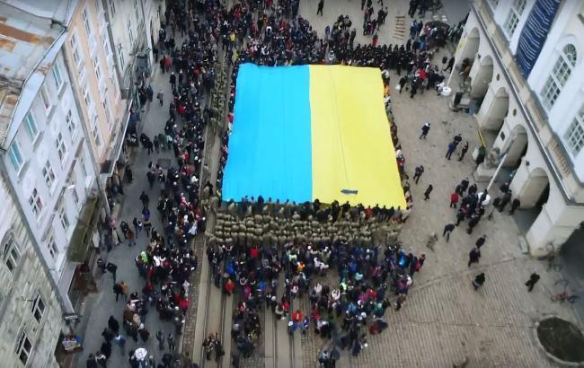 У центрі Львова відбулося масове виконання Гімну України (відео)