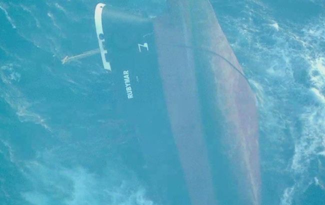 Військові США назвали ризики в Червоному морі через затоплення атакованого хуситами судна