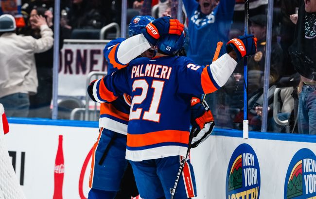 Нападающий "Айлендерс" с хет-триком за период возглавил топ-3 звезд вечера НХЛ: видео