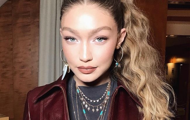 Рожевий в тренді: Джіджі Хадід показує, як носити брючний костюм