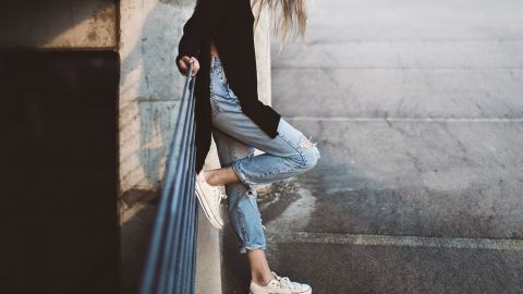 Джинсы-скинни и массивные кроссовки: стилист назвала главные антитренды весны⠀