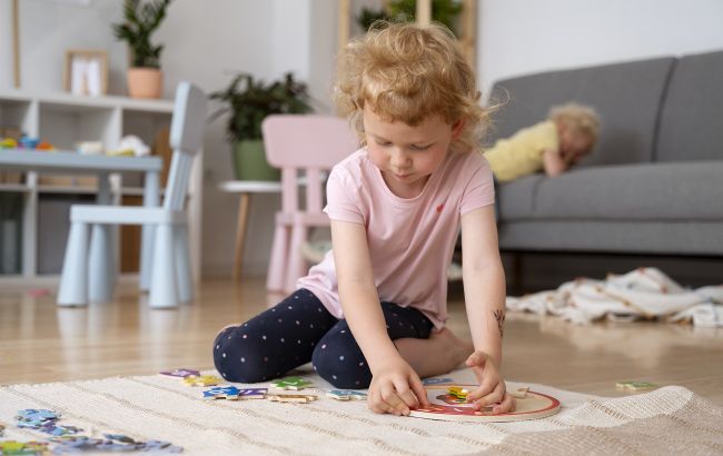 Забудьте про іграшки: вчені назвали несподівані предмети, які краще розвивають дітей