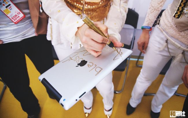 От Спилберга до Зеленского: за сколько можно продать автограф знаменитости