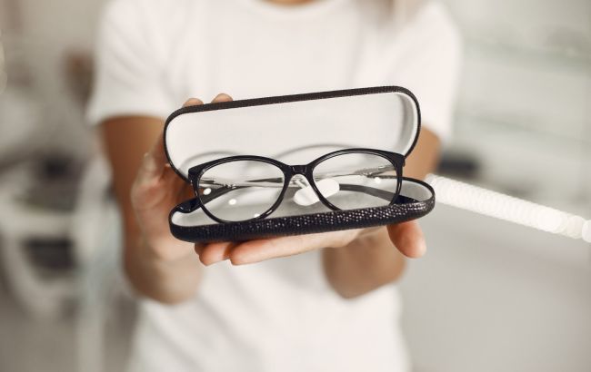 Будуть як нові: як легко позбутися подряпин на лінзах окулярів