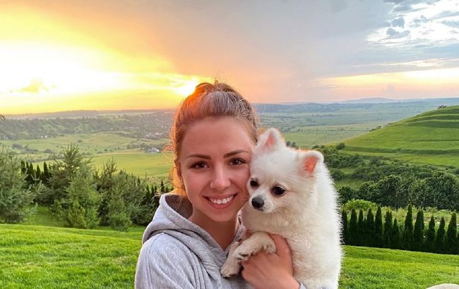 Девушка с собачкой из Уханя раскрыла отношения с главой миграционной службы Украины