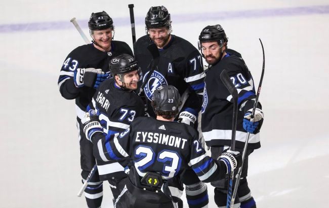 Защитник "Тампы-Бэй" с пятью ассистами стал главной звездой вечера НХЛ: видео