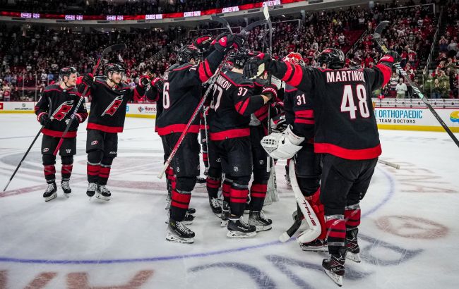 Защитник "Каролины" с дублями шайб и ассистов возглавил топ-3 звезд вечера НХЛ: видео