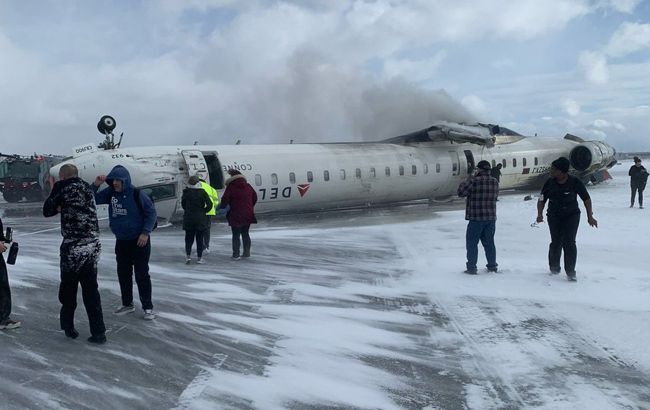 Самолет перевернулся во время приземления в аэропорту Торонто