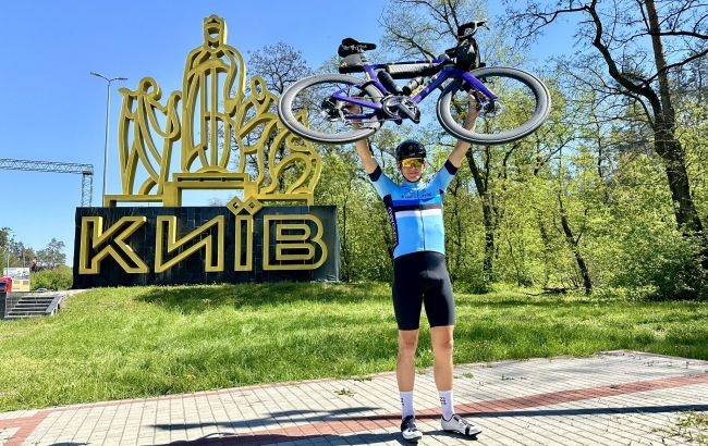 "Я сделал это". Эстонский депутат преодолел на велосипеде расстояние от Таллина до Киева для помощи ВСУ