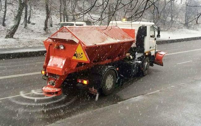 "Киевавтодор" призвал не парковать транспорт вдоль дорог при ухудшении погоды