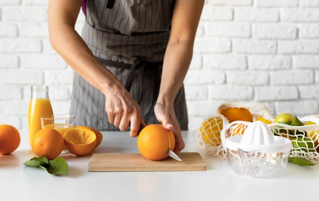 Вот как быстро можно почистить апельсин: интересный лайфхак от шеф-повара