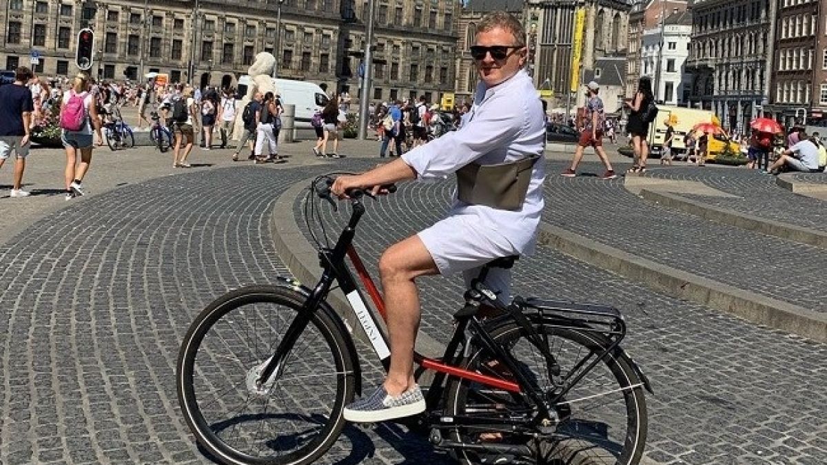 Жена не ревнует? Юрий Горбунов засветился в объятиях известной певицы