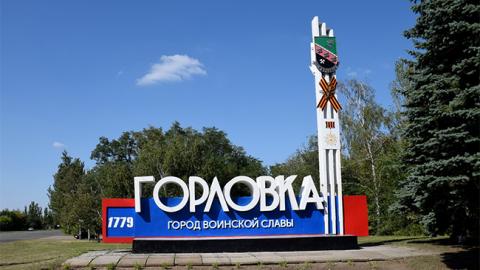 Розруха і рекламні борди: в мережі показали сумні фото окупованої бойовиками Горлівки