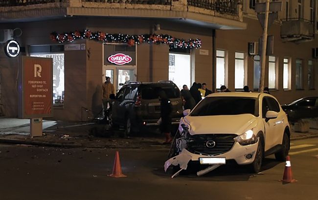 В центре Днепра столкнулись два авто, одно из них влетело в магазин