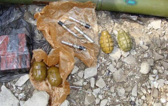 У Луганській обл. поряд з хімзаводом виявлено сховище з вибухівкою і зброєю