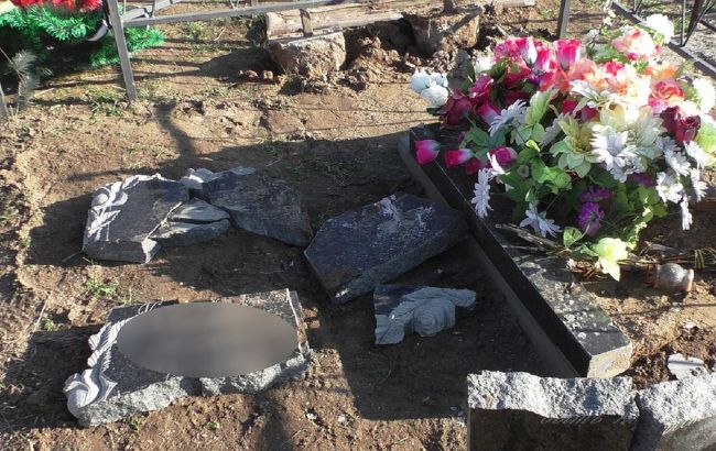 Під Миколаєвом вандали осквернили понад 100 могил, і навіть - своїх родичів