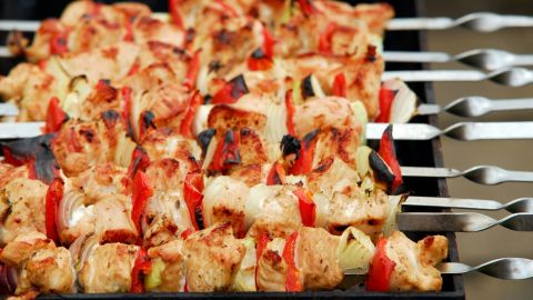 Шашлик не можна суміщати з цим алкоголем: наслідки непередбачувані