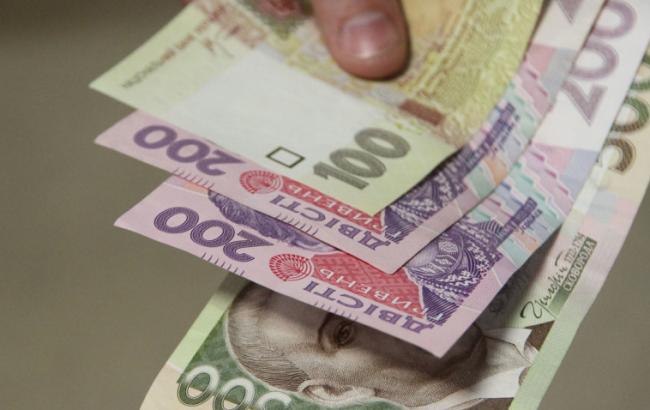 Середня зарплата в Україні в лютому виросла на 178 грн