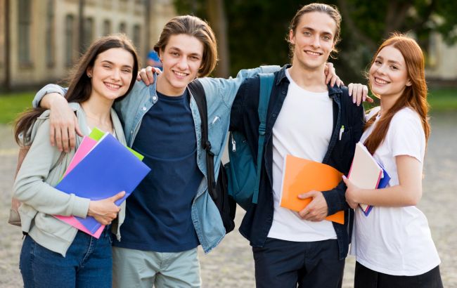 Скільки коштує вивчитись на бакалавра в Україні: ціни по всіх спеціальностях