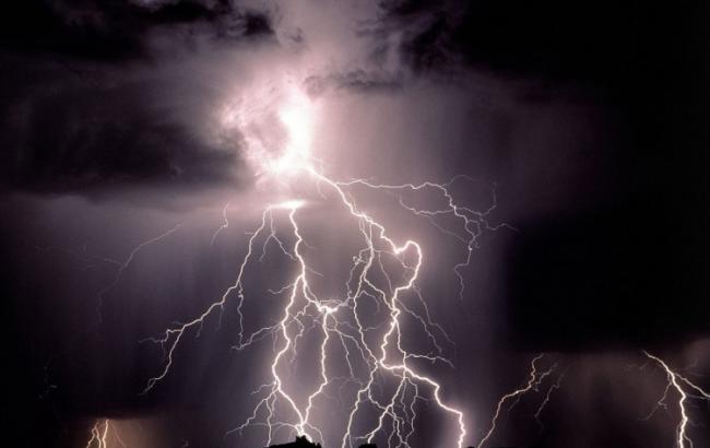 ГСЧС предупреждает о грозах и порывах ветра в Украине
