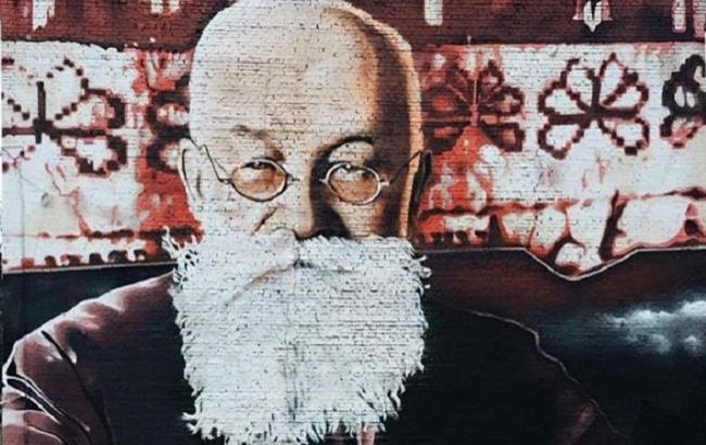 У Києві з'явилися гігантський портрет Грушевського і стіна з воронами