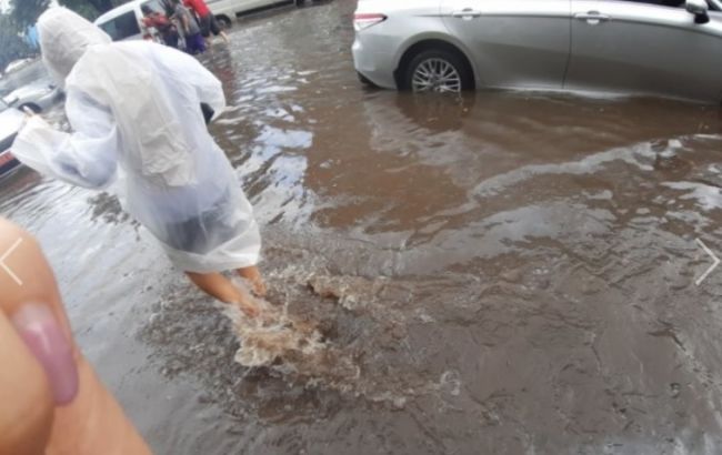 Сильна злива затопила Рівне: епічні відео