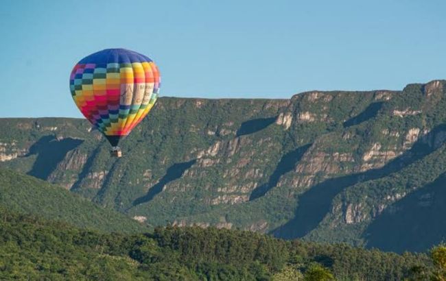 В небе над Бразилией вспыхнул воздушный шар с более чем 20 людьми (фото, видео)