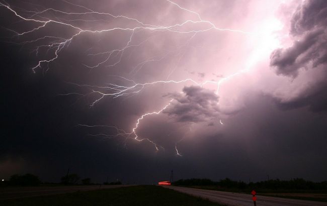 Грозовые ливни и шквалы с градом: в Украину на смену антициклона идет непогода