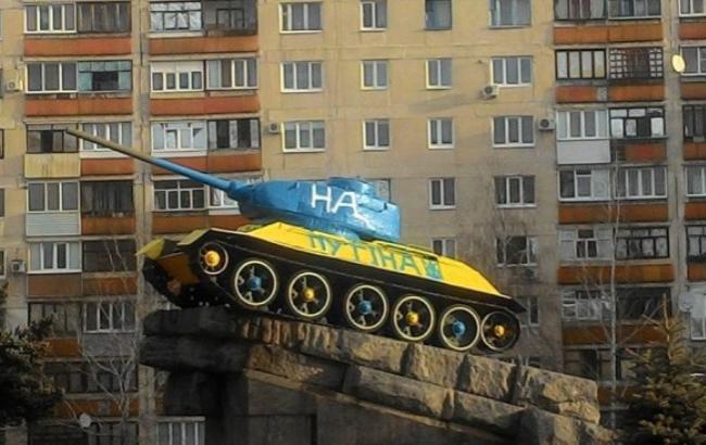 "На Путина": украинские патриоты раскрасили танк в Лисичанске