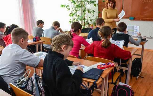 "Відкриємо двері вбивцям": у школі на Донбасі працює пособниця терористів (фото)
