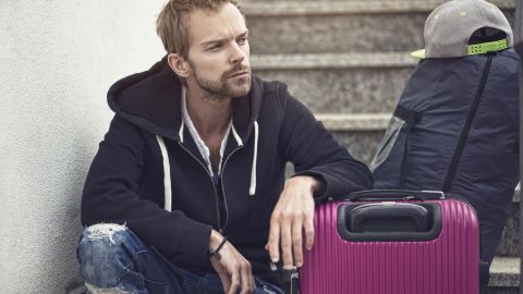 Украинцам массово помогают за рубежом. Куда и к кому можно обращаться