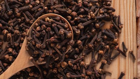 Покладіть спецію гвоздику у ванну і позбавтеся серйозної проблеми