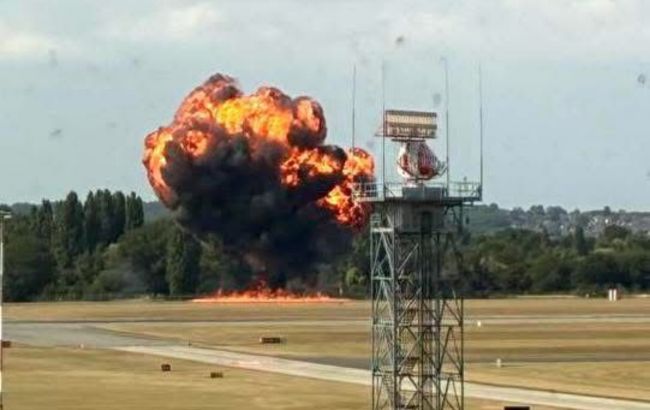 В одном из аэропортов Лондона разбился самолет (видео)