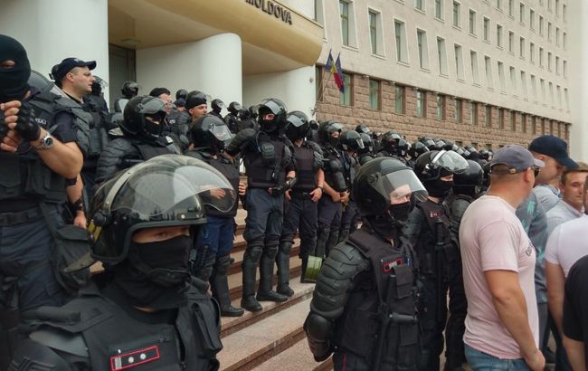 В Молдове отстранили полицейских, поддержавших правительство Санду