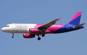 В обход санкций. Wizz Air запускает рейсы в Россию: что это значит