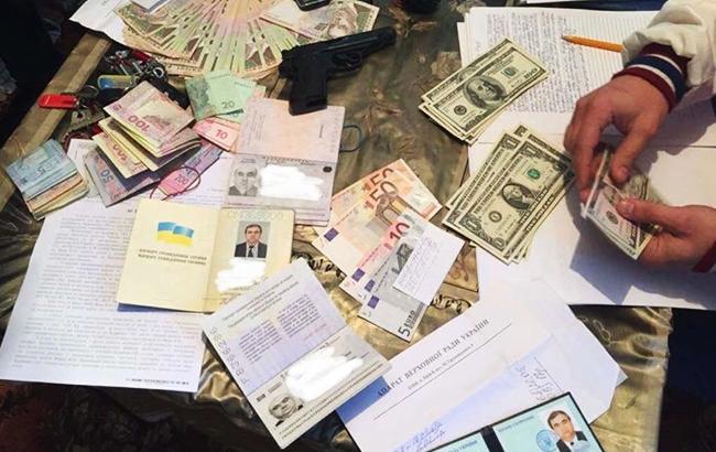 На Закарпатье на взятке в 150 тыс. гривен разоблачили помощника нардепа