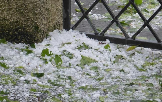 В мережі показали, як Івано-Франківськ засипало градом
