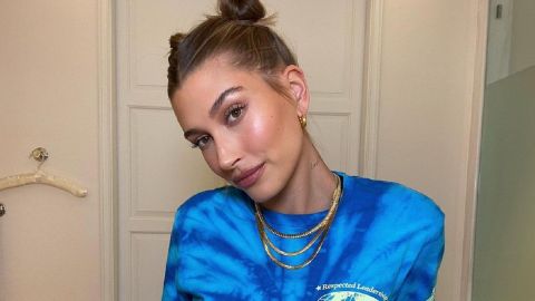 Мини-шорты и куртка в духе 90-х: Хейли Бибер покорила спортивной фигурой в трендовом наряде