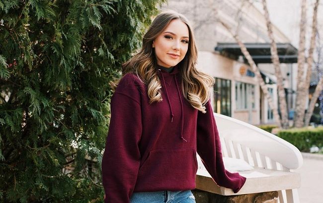 Дочь Эминема блеснула аппетитной фигурой в купальнике