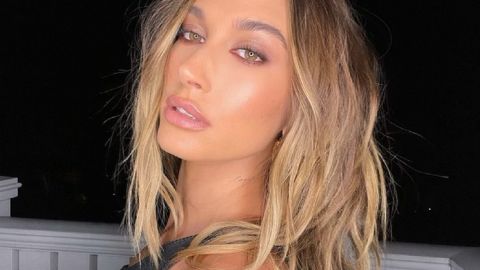 Горячо! Хейли Бибер покорила стройной фигурой в соблазнительном вечернем платье