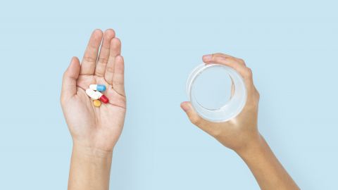 Це може бути дуже небезпечно: якими напоями категорично не можна запивати таблетки