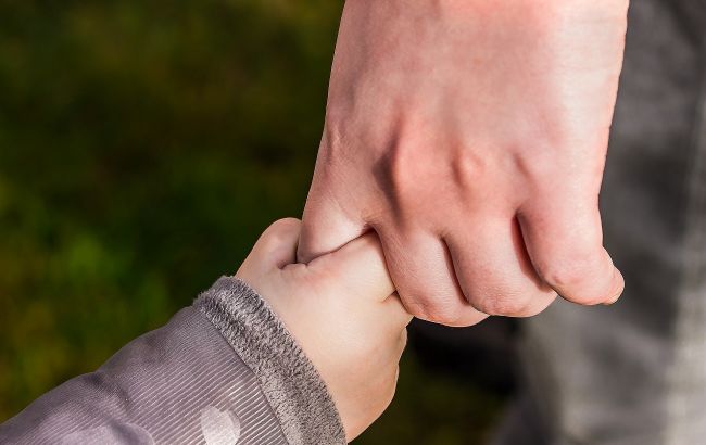 Чоловік-іноземець намагається відібрати дочку в українки