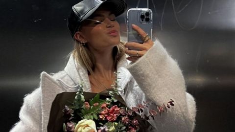 Кожаная кепка и капюшон с манишкой: стилист показала самые трендовые головные уборы на зиму