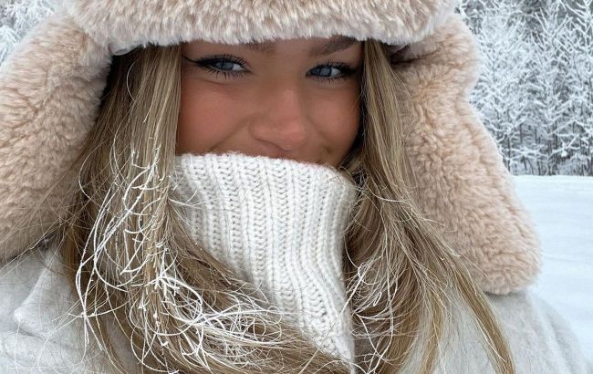 Крупні коси та затишний воріт: стиліст показала 7 найактуальніших светрів на зиму 2022