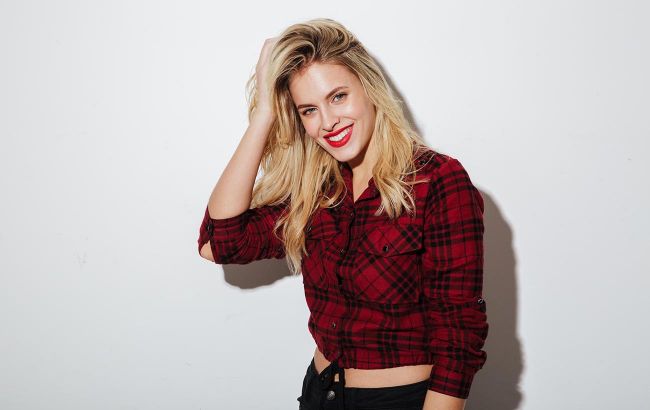 Як освіжити гардероб без зайвих витрат: стильний трюк із сорочкою