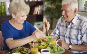 Врач из Гарварда объяснил, какое питание замедляет старение